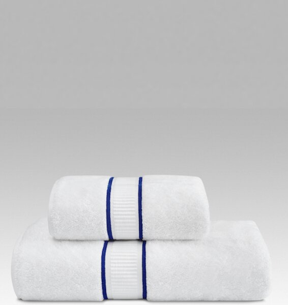 Soft Cotton Uterák PREMIER 55x100 cm. Rada uterákov PREMIER má skvelé užitočné vlastnosti: výborne saje vlhkosť, rýchlo schne, je jemný a na pokožku pôsobí upokojujúco. Biela / modrá výšivka