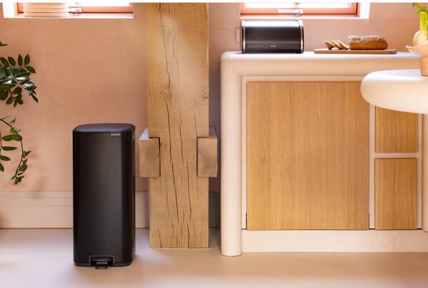 Matne čierny pedálový oceľový odpadkový kôš 30 l Bo – Brabantia