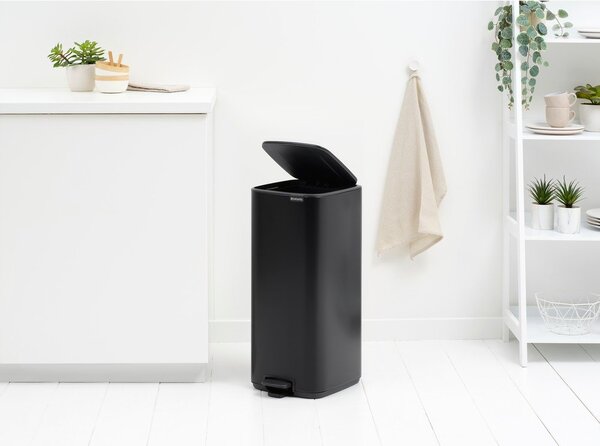 Matne čierny pedálový oceľový odpadkový kôš 30 l Bo – Brabantia