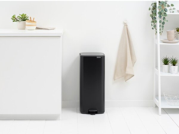 Matne čierny pedálový oceľový odpadkový kôš 30 l Bo – Brabantia