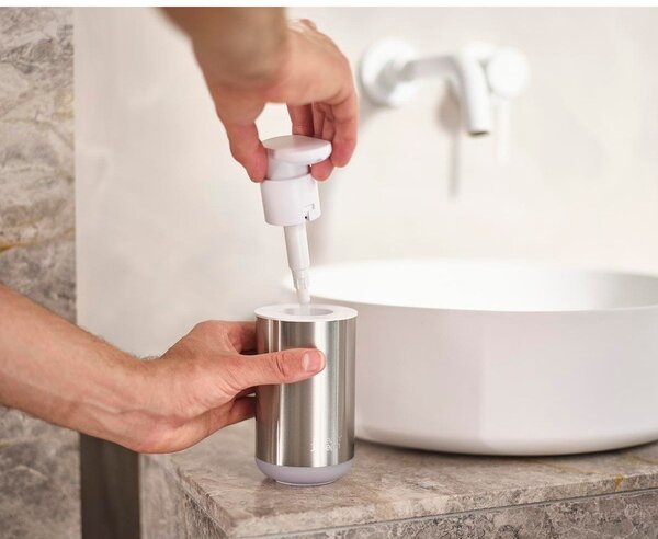 Dávkovač mydla z nehrdzavejúcej ocele v striebornej farbe 300 ml Duo Steel – Joseph Joseph