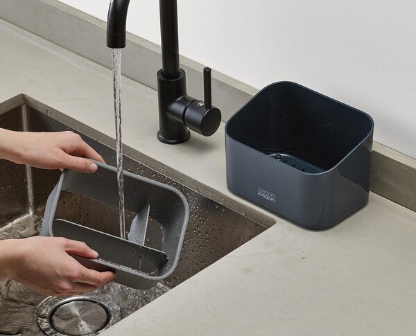 Tmavosivý plastový stojan na umývacie prostriedky SinkStore – Joseph Joseph
