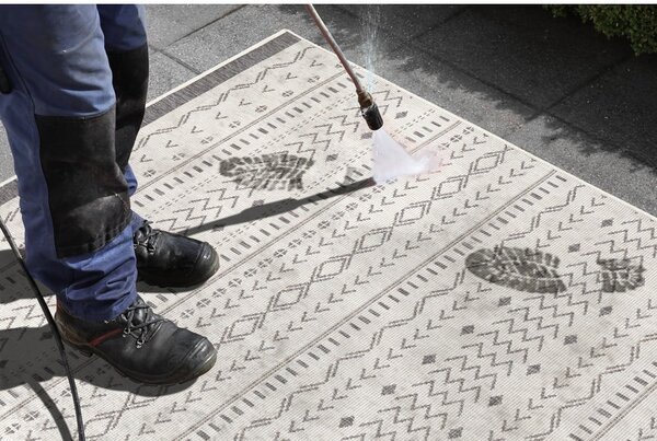 Sivo-krémový vonkajší koberec NORTHRUGS Kuba, 250 x 80 cm