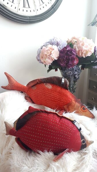 Červený vankúš Fish Paul - 93 * 34 * 17cm - J-Line by Jolipa