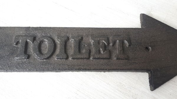 Liatinová cedule nástenná šípka Toilet - 29 * 10 * 1 cm - Clayre & Eef