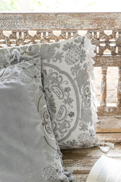 Zamatový smotanový vankúš Moroccan so strapcami - 45 * 45 cm - J-Line by Jolipa