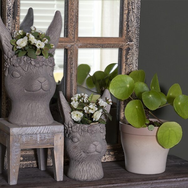 Šedý kvetináč v dizajne zajačie slečny s kvetinami - 13 * 13 * 21 cm - Clayre & Eef