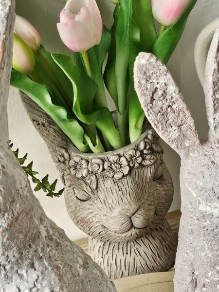 Šedý kvetináč v dizajne zajačie slečny s kvetinami - 13 * 13 * 21 cm - Clayre & Eef