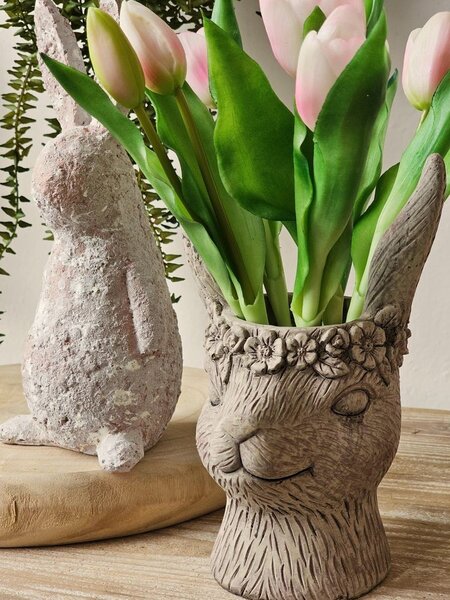 Šedý kvetináč v dizajne zajačie slečny s kvetinami - 13 * 13 * 21 cm - Clayre & Eef