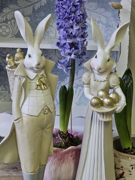 Dekoračná soška zajac vo fraku so zlatými mrkvami - 11*10*37 cm - Clayre & Eef