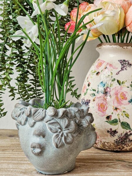Malý kvetináč v dizajne hlavy s kvetinovým vencom Tete - 12 * 10 * 9 cm - Clayre & Eef