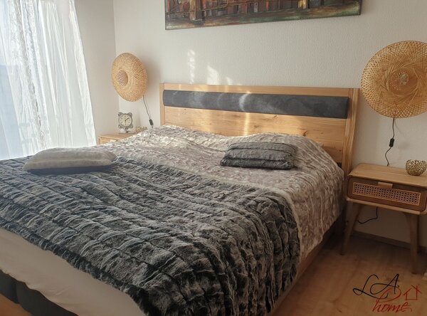 Šedý chlpatý hotelový behúň na posteľ Tiara - 240 * 100 * 3cm - Mars & More