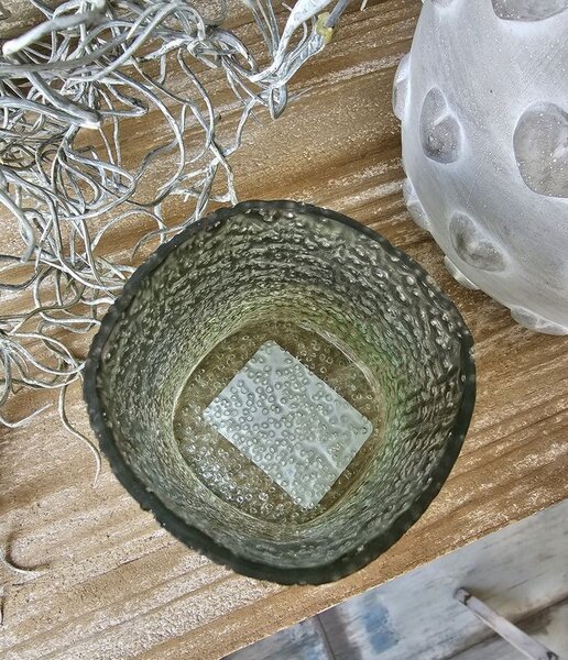 Šedo-zelený sklenený svietnik Goulden s vrúbkovaním a bublinkami S - 8*8*9 cm - Clayre & Eef