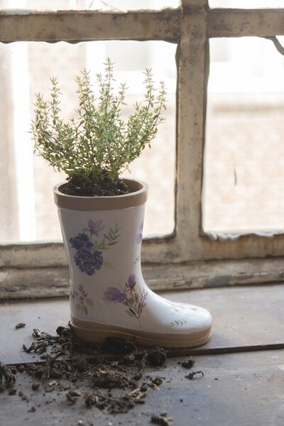 Dekoračný kvetináč v tvare gumovky s kvetmi - 17*8*18 cm - Clayre & Eef