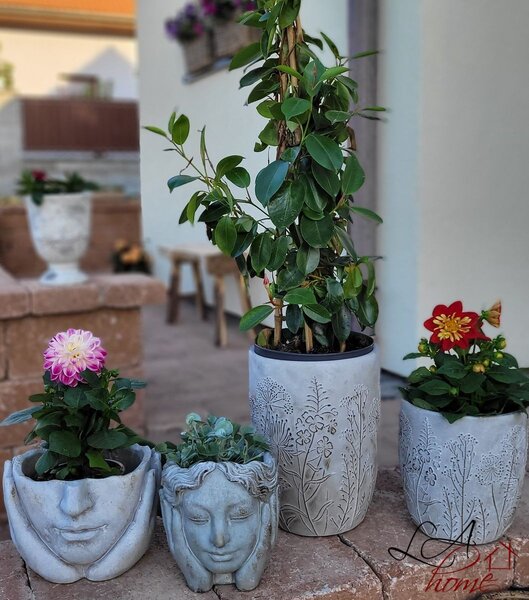 Béžovo-šedý cementový kvetináč ruky podopierajúce tvár - 18*18*13 cm - Clayre & Eef