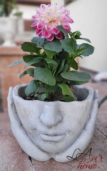 Béžovo-šedý cementový kvetináč ruky podopierajúce tvár - 18*18*13 cm - Clayre & Eef