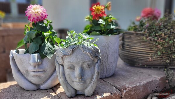 Béžovo-šedý cementový kvetináč ruky podopierajúce tvár - 18*18*13 cm - Clayre & Eef