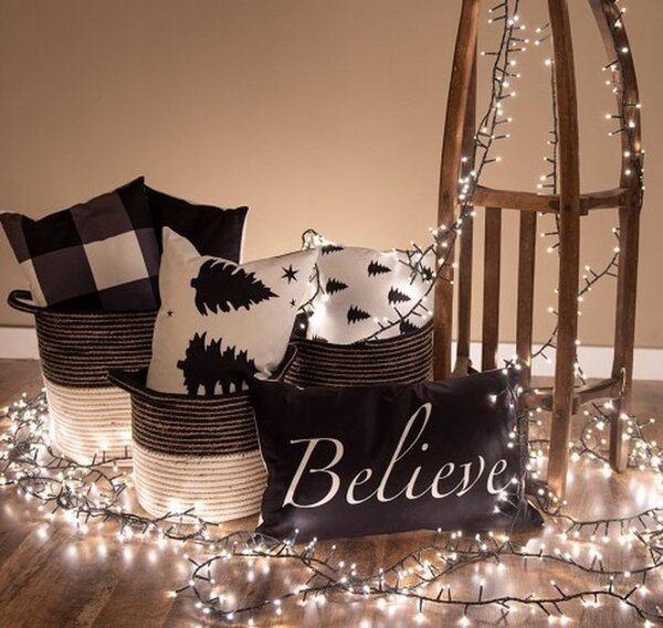 Bielo-čierna obliečka na vankúš so stromčekmi Believe Black&White X-Mas - 30*50 cm - Clayre & Eef