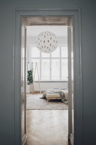 Vešiak z borovicového dreva so zrkadlom Karup Design Hongi Natural