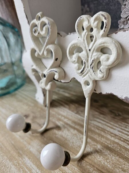 Béžový antik nástenný háčik s ornamentom a porcelánovou knopkou - 6*5*16cm - Chic Antique