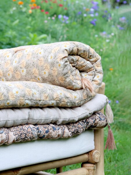 Latté bavlnený prehoz s kvetinovým motívom Quilt Flower - 130*180 cm - Chic Antique