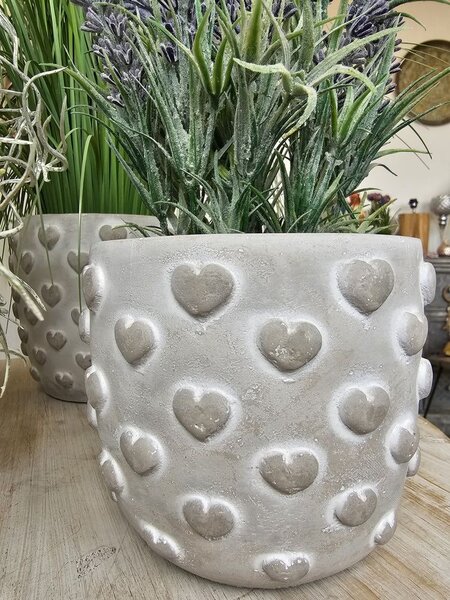 Šedý antik cementový obal na kvetináč s 3D srdiečkami Conc Heart M - Ø 14*12cm - Parlane
