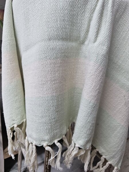 Pastelkovo zelený slaboučký bavlnený uterák / osuška so strapcami - 90*180 cm - Chic Antique