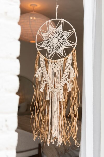 Béžovo-hnedý lapač snov s lykovými prúžkami a Macramé - Ø 32*95 cm - J-Line by Jolipa