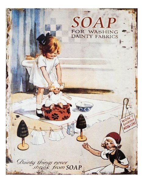 Béžová antik nástenná kovová ceduľa dievčatko s bábikou Soap - 20*25 cm - Ostatní