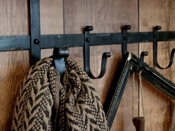 Hnedá antik drevená nástenná polička s kovovými háčikmi Hael - 92*18*25cm - Chic Antique