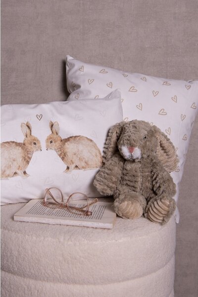 Obliečka na vankúš s motívom zajačika a srdiečok Bunnies in Love - 30*50 cm - Clayre & Eef