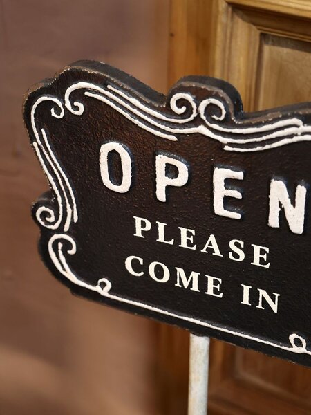 Čierno-béžová antik liatinová ceduľa Open/ Closed na nohe – 25*15*70 cm - Chic Antique