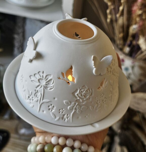 Biely porcelánový svietnik na čajovú sviečku s motýlikmi a ružami Paollo - Ø 12*8 cm - Clayre & Eef