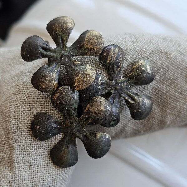 Bronzový kovový držiak na obrúsky s kvietkom Flower - 6*5cm - Chic Antique
