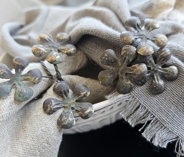 Bronzový kovový držiak na obrúsky s kvietkom Flower - 6*5cm - Chic Antique