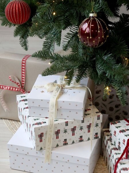 Červená bavlnená stuha so stromčekmi Christmas Trees - 1,5 cm x 5 m - Chic Antique