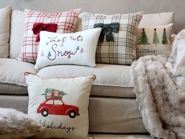 Biela chlpatá obliečka na vankúš so stromčekmi Let it Snow - 35*50 cm - Chic Antique