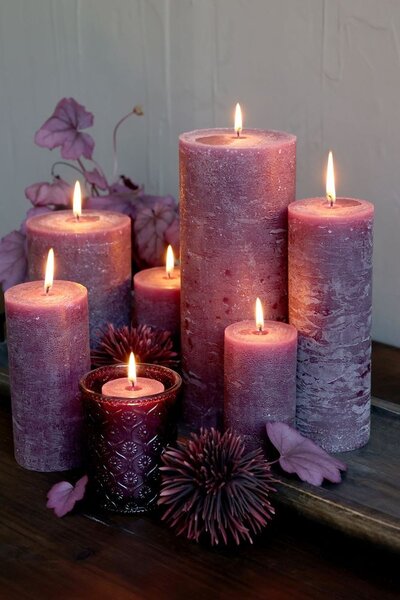 Fialová široká sviečka Macon Rustic plum - Ø 7*20cm/ 80h - Chic Antique