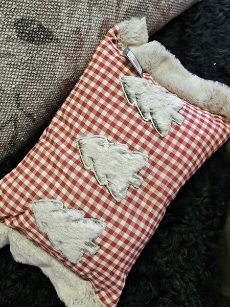 Biela chlpatá obliečka na vankúš so stromčekmi Let it Snow - 35*50 cm - Mars & More