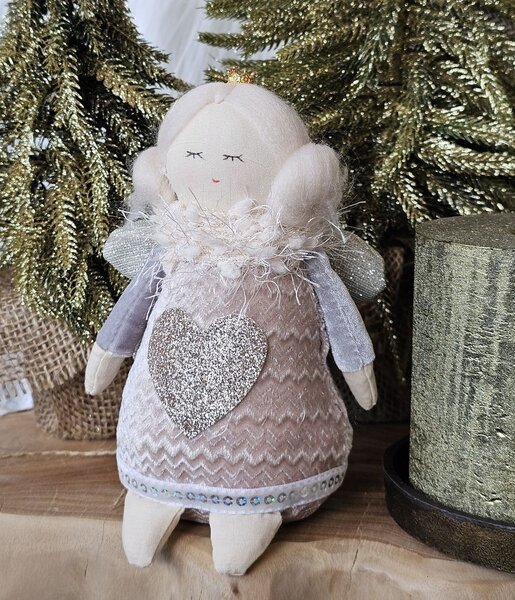 Dekoratívna látková figúrka anjel v šatôčkach so srdiečkom - 12*8*16 cm - Clayre & Eef