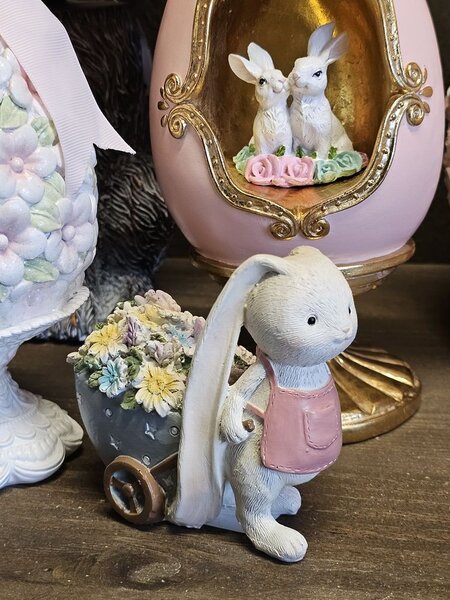 Dekorácia zajačik vezúci vozík s kvetinami - 11*6*10 cm - Clayre & Eef