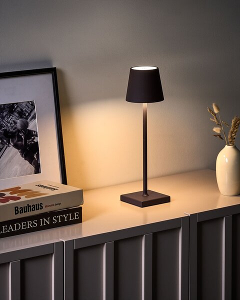 Stolná lampa hnedá hliníková s dotykovým vypínačom nabíjanie cez USB kábel bezdrôtová moderný štýl interiér exteriér