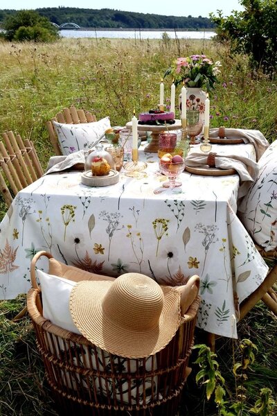 Krémový bavlnený obrus s divokými kvetmi Aix Wild Flowers - 140*240 cm - Chic Antique