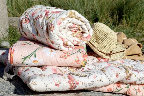 Krémový bavlnený prehoz s kvetmi Aix Quilt Wild Flowers - 130*180 cm - Chic Antique