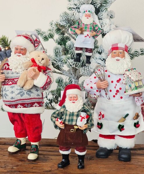 Závesná vianočná dekorácia Santa Claus držiaca snehuliaka - 9*6*17 cm - Clayre & Eef