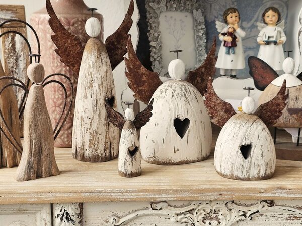 Dekorácia drevená figúrka anjel so srdiečkom Angel Rustic M - 13*5*14 cm - Clayre & Eef