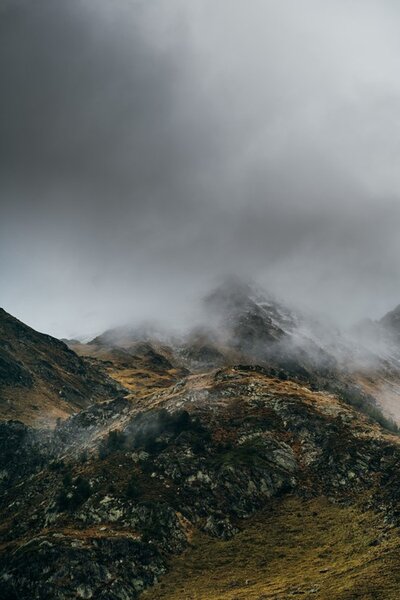 Umelecká fotografie Clouds over the peak, Javier Pardina, (26.7 x 40 cm)