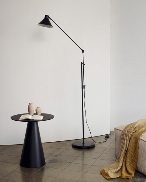 Čierna stojacia lampa s kovovým tienidlom (výška 220 cm) Dione – Kave Home