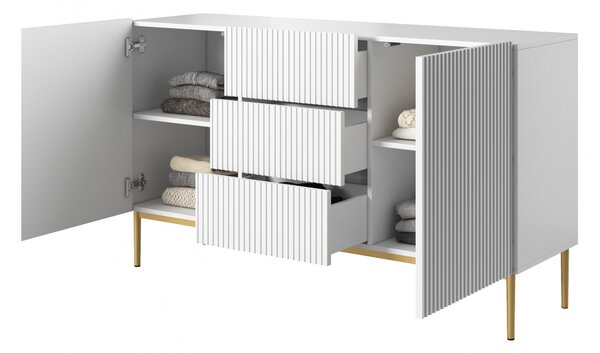 Biela komoda Nicole 150 cm so zásuvkami a ryhovaným čelom - matná biela / zlaté nohy