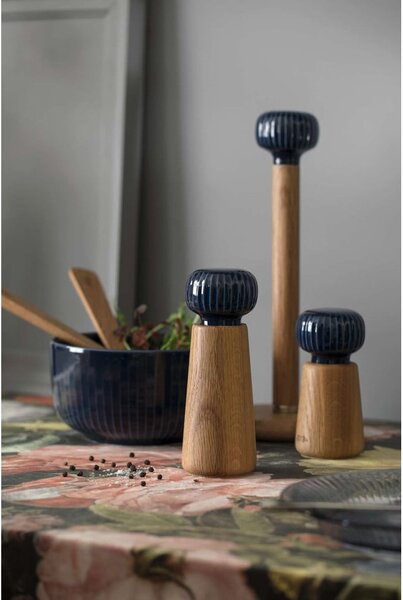 Stojan na papierové utierky z dubového dreva s tmavomodrým detailom z porcelánu Kähler Design Hammershoi